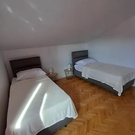 Marilu Split, Self Check In *